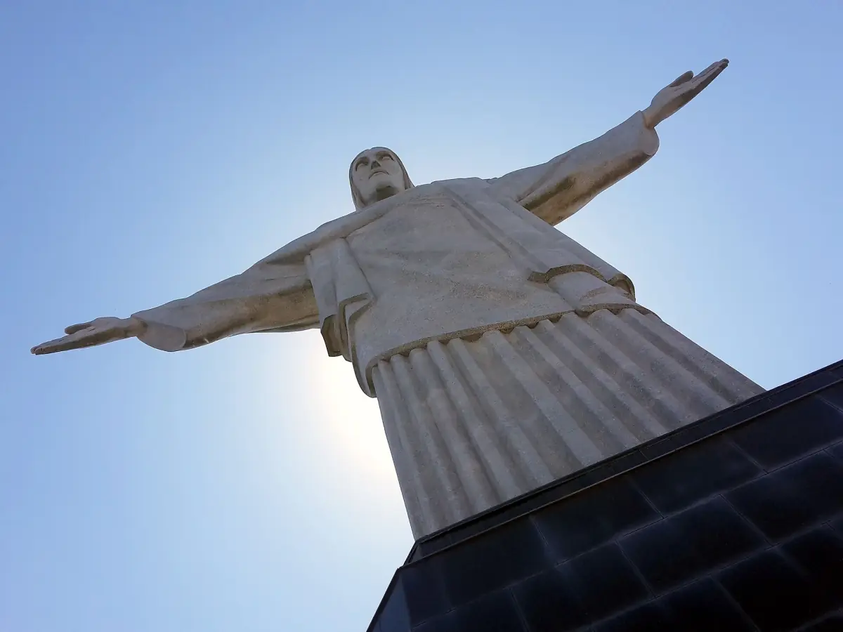 The statue seen from below with outstretched arms