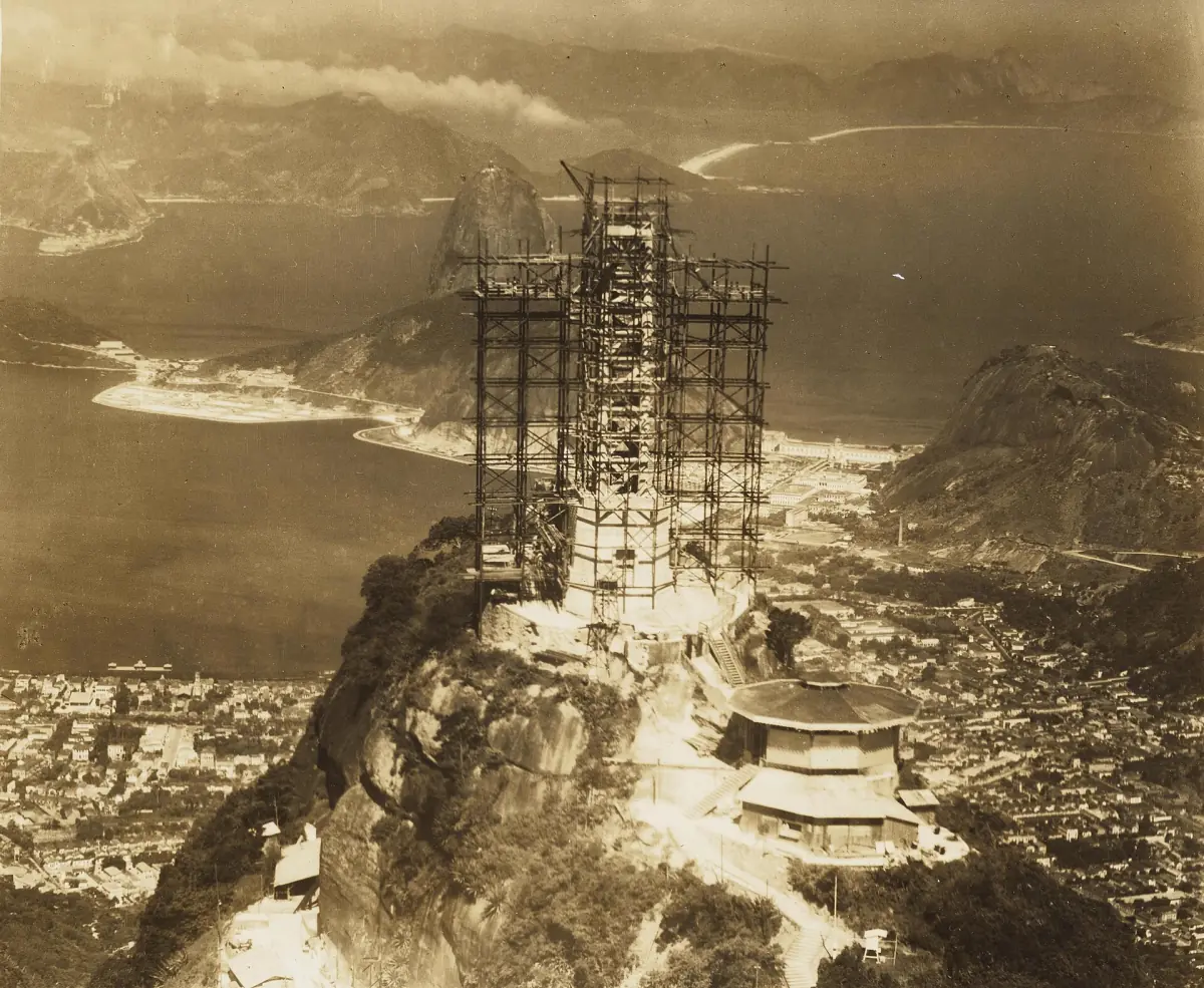Historic photo of the statue under construction