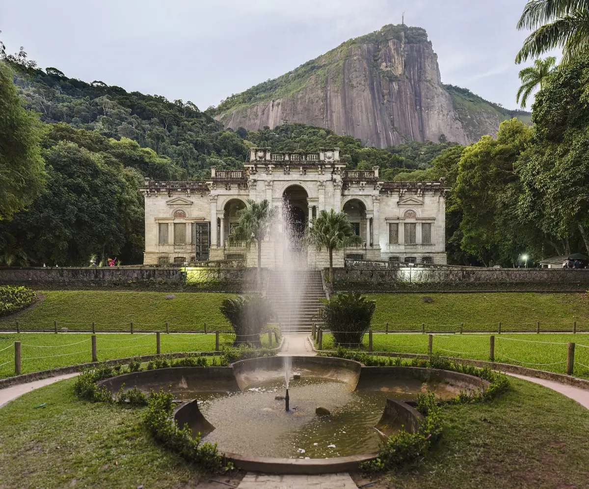 Fountain in the gardens of Parque Lage
